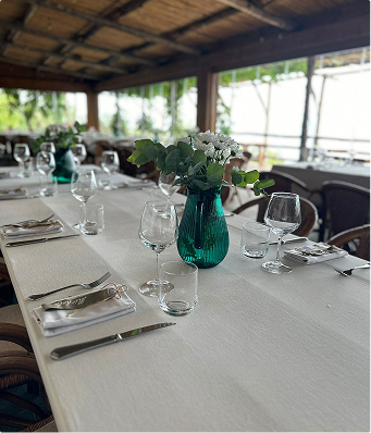 Tavola apparecchiata per evento